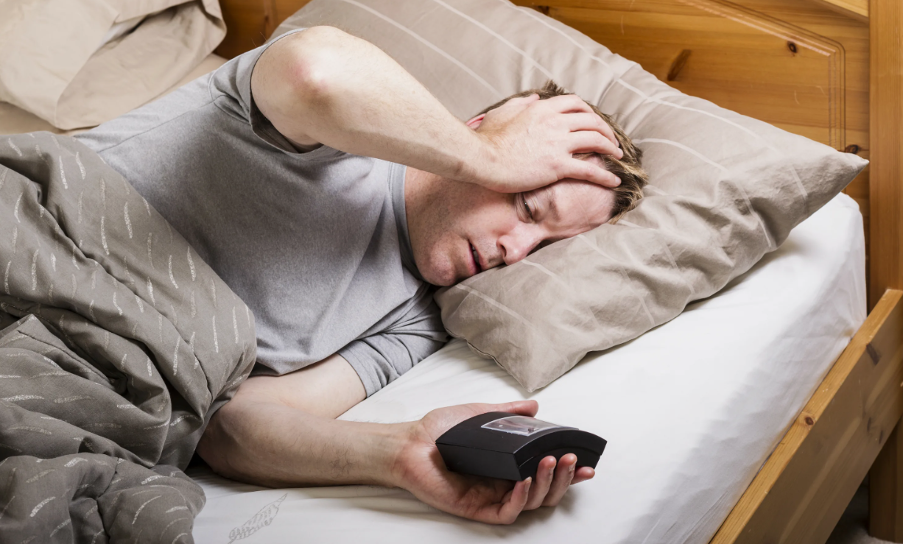 Проснулась от того что плохо. Девушка просыпается утром. Проснулась от того что плохо. Плохой сон. Девушка удивленно в постели.