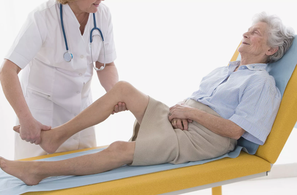 Пассивная гимнастика позволяет уменьшить мышечные спазмы при БАС