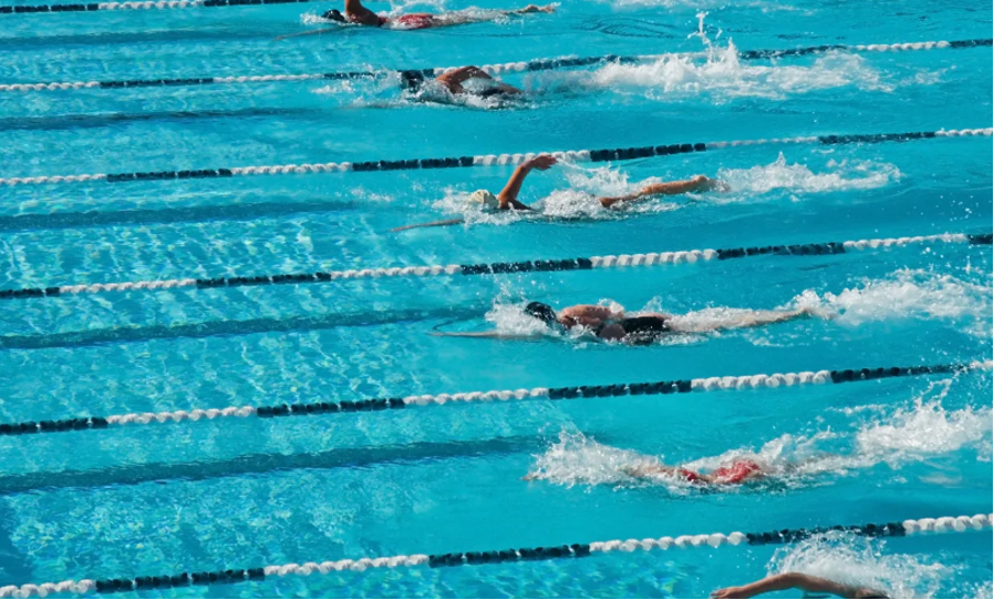 Групповые занятия спортом, плавание способствуют социализации