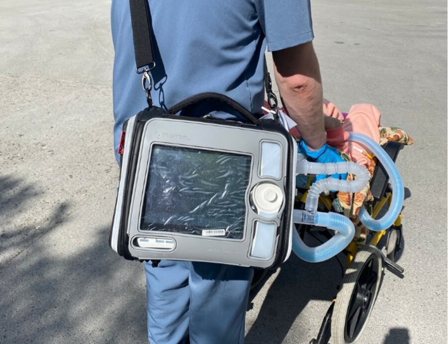 Современное оборудование и аксессуары позволяют гулять с ребенком на ИВЛ