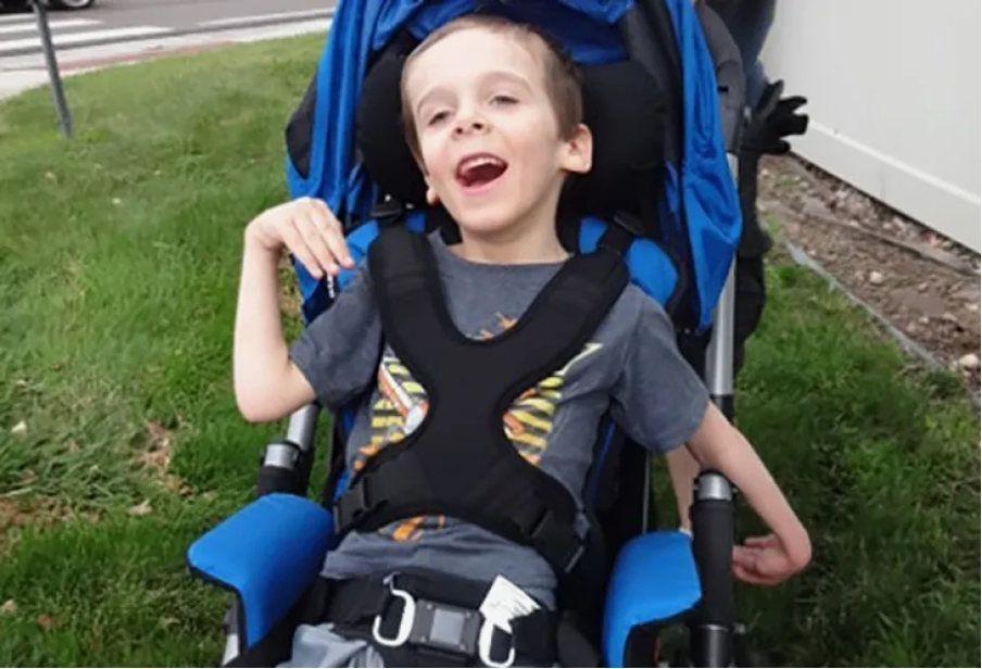 На поздних стадиях миодистрофии ребенку нужны удерживающие приспособления, чтобы сидеть в коляске